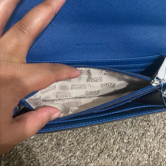 Michael Kors Carryall Leather Wallet - Picture 8 of 9